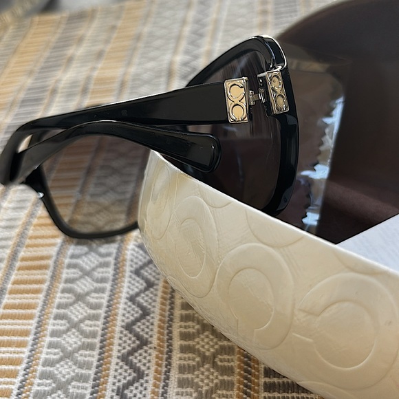 Coach New Sunglasses with Case, Cloth & Pamphlet NEW 4 Pieces - Picture 5 of 6